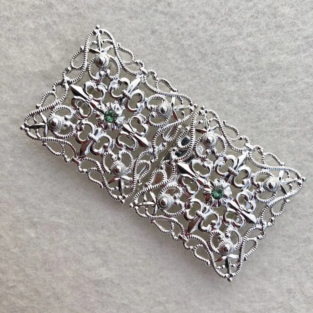 Schürzenschließe mit Swarovski in grün No. 15 – Bild 3 – Chiemgauer Heimatwerk Trachten-Onlineshop Schürzenschließe mit Swarovski in grün No. 15 - Bild 3 - Chiemgauer Heimatwerk Trachten-Onlineshop