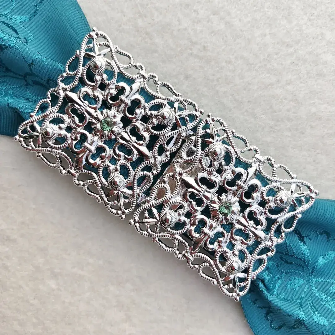 Schürzenschließe mit Swarovski in grün No. 15 – Bild 7 – Chiemgauer Heimatwerk Trachten-Onlineshop Schürzenschließe mit Swarovski in grün No. 15 - Bild 7 - Chiemgauer Heimatwerk Trachten-Onlineshop