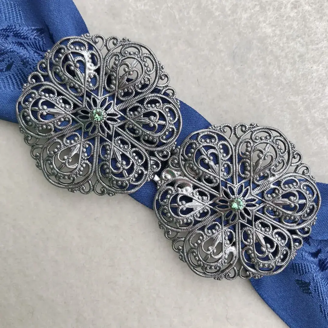 Schürzenschließe mit Swarovski in grün No. 48 – Bild 10 – Chiemgauer Heimatwerk Trachten-Onlineshop Schürzenschließe mit Swarovski in grün No. 48 - Bild 10 - Chiemgauer Heimatwerk Trachten-Onlineshop