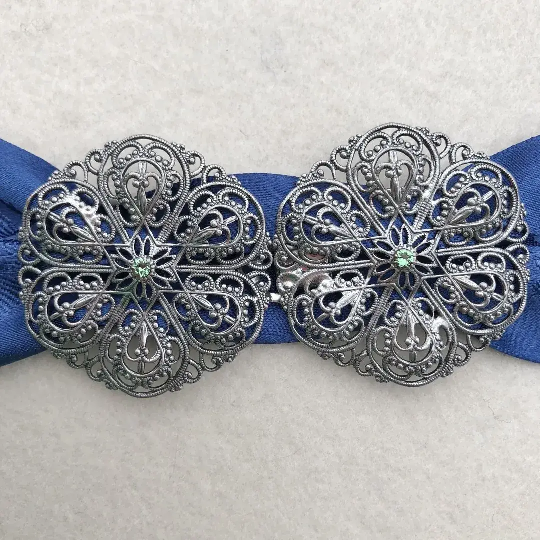 Schürzenschließe mit Swarovski in grün No. 48 – Bild 11 – Chiemgauer Heimatwerk Trachten-Onlineshop Schürzenschließe mit Swarovski in grün No. 48 - Bild 11 - Chiemgauer Heimatwerk Trachten-Onlineshop