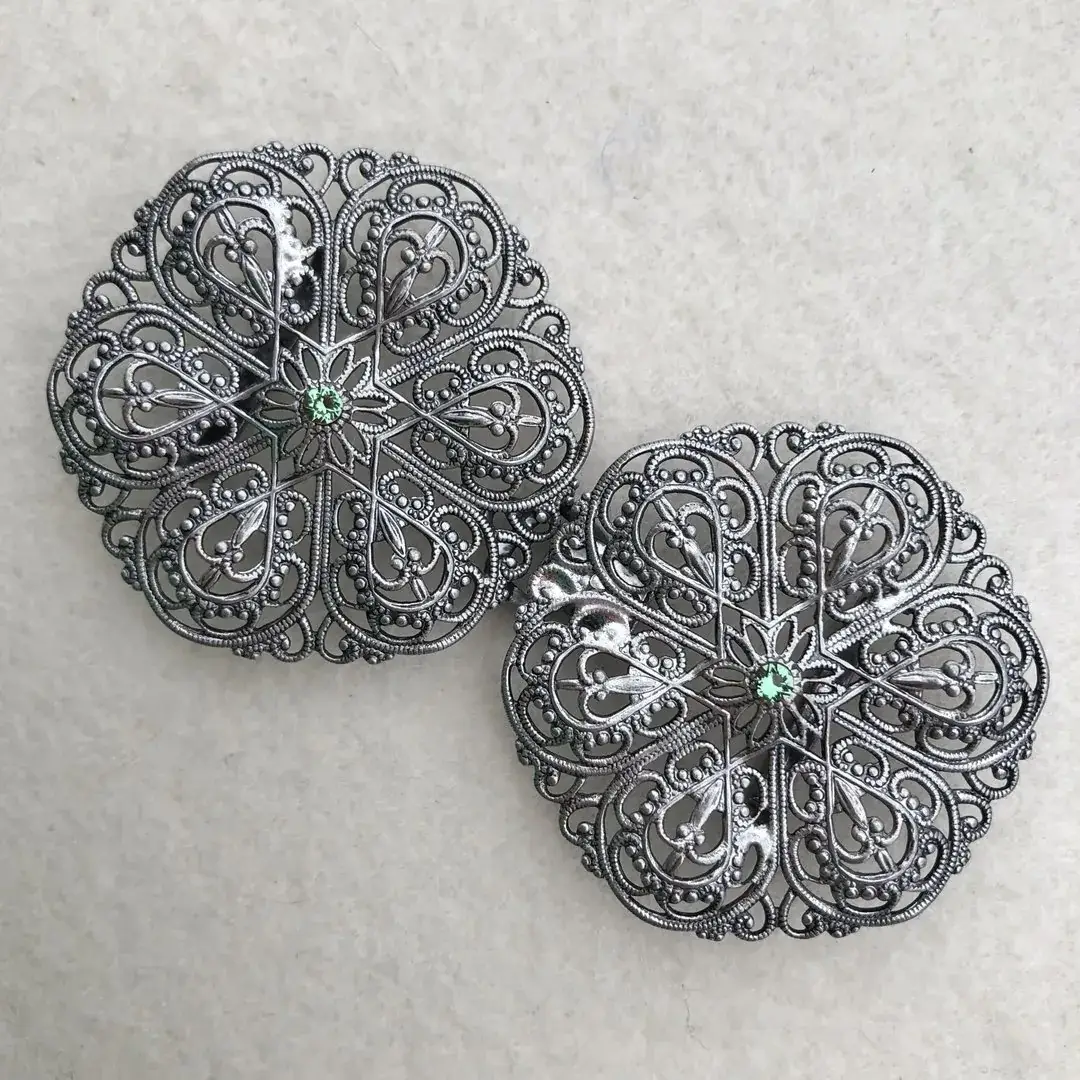 Schürzenschließe mit Swarovski in grün No. 48 – Bild 5 – Chiemgauer Heimatwerk Trachten-Onlineshop Schürzenschließe mit Swarovski in grün No. 48 - Bild 5 - Chiemgauer Heimatwerk Trachten-Onlineshop
