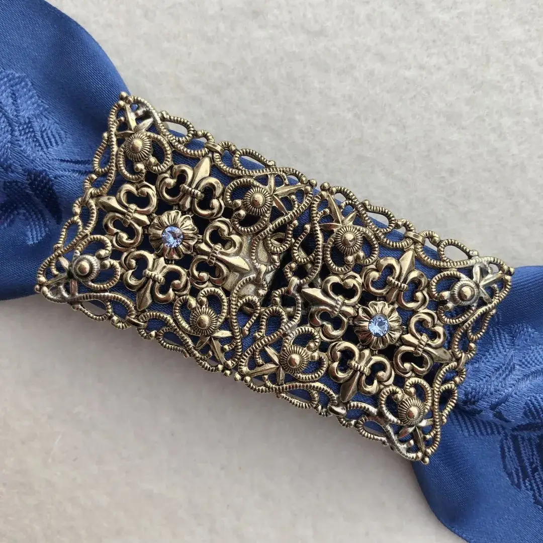 Schürzenschließe mit Swarovski in hellblau No. 167 – Bild 5 – Chiemgauer Heimatwerk Trachten-Onlineshop Schürzenschließe mit Swarovski in hellblau No. 167 - Bild 5 - Chiemgauer Heimatwerk Trachten-Onlineshop
