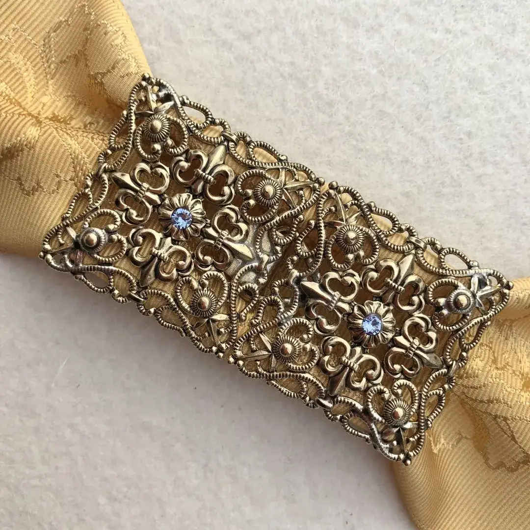 Schürzenschließe mit Swarovski in hellblau No. 167 – Bild 8 – Chiemgauer Heimatwerk Trachten-Onlineshop Schürzenschließe mit Swarovski in hellblau No. 167 - Bild 8 - Chiemgauer Heimatwerk Trachten-Onlineshop
