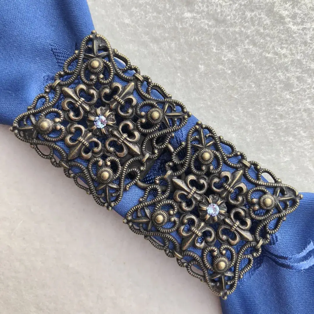 Schürzenschließe mit Swarovski in hellblau No. 178 – Bild 18 – Chiemgauer Heimatwerk Trachten-Onlineshop Schürzenschließe mit Swarovski in hellblau No. 178 - Bild 18 - Chiemgauer Heimatwerk Trachten-Onlineshop