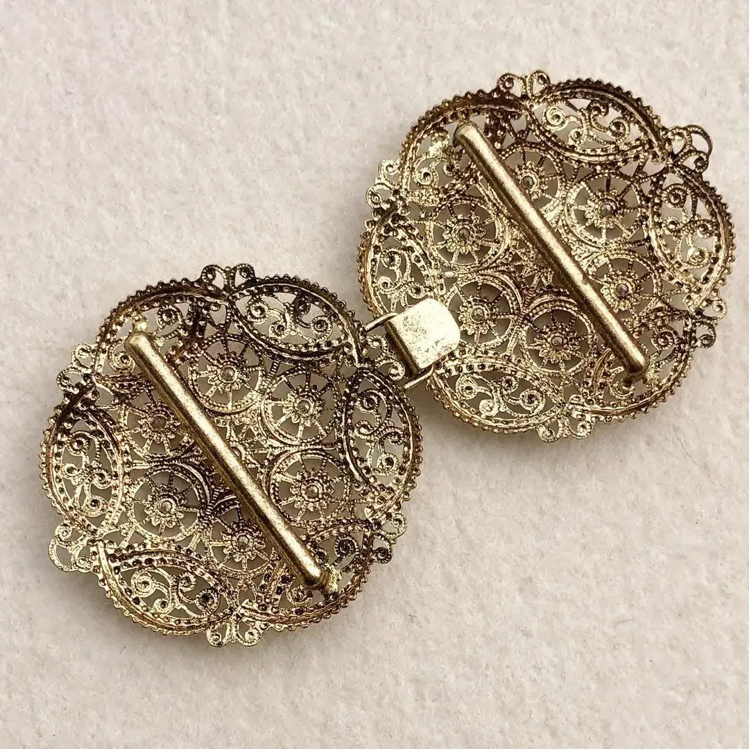 Schürzenschließe mit Swarovski in kristallAB No. 120 – Bild 18 – Chiemgauer Heimatwerk Trachten-Onlineshop Schürzenschließe mit Swarovski in kristallAB No. 120 - Bild 18 - Chiemgauer Heimatwerk Trachten-Onlineshop