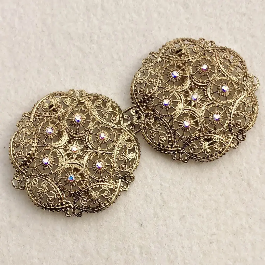 Schürzenschließe mit Swarovski in kristallAB No. 120 – Bild 2 – Chiemgauer Heimatwerk Trachten-Onlineshop Schürzenschließe mit Swarovski in kristallAB No. 120 - Bild 2 - Chiemgauer Heimatwerk Trachten-Onlineshop