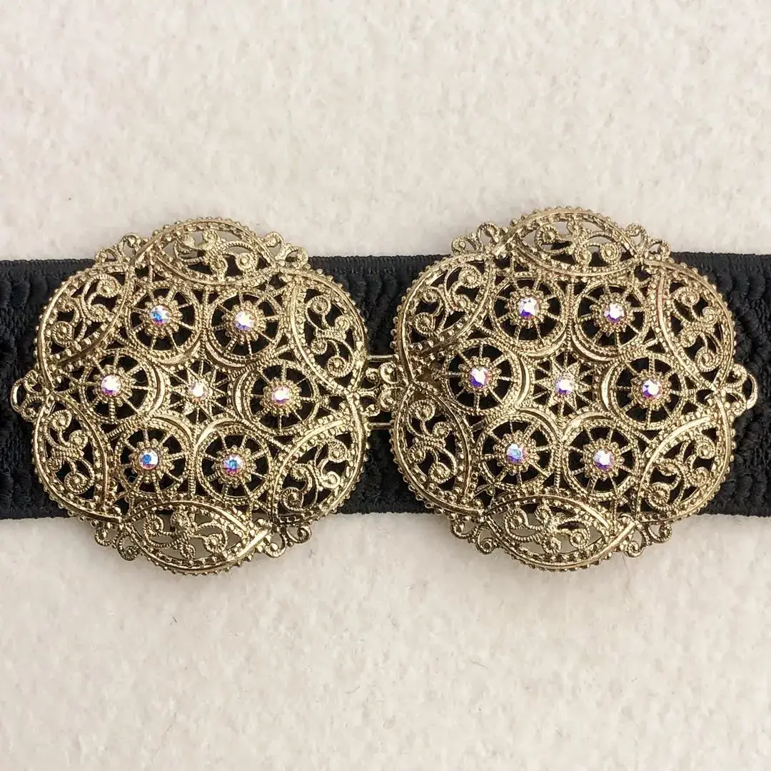 Schürzenschließe mit Swarovski in kristallAB No. 120 – Bild 5 – Chiemgauer Heimatwerk Trachten-Onlineshop Schürzenschließe mit Swarovski in kristallAB No. 120 - Bild 5 - Chiemgauer Heimatwerk Trachten-Onlineshop