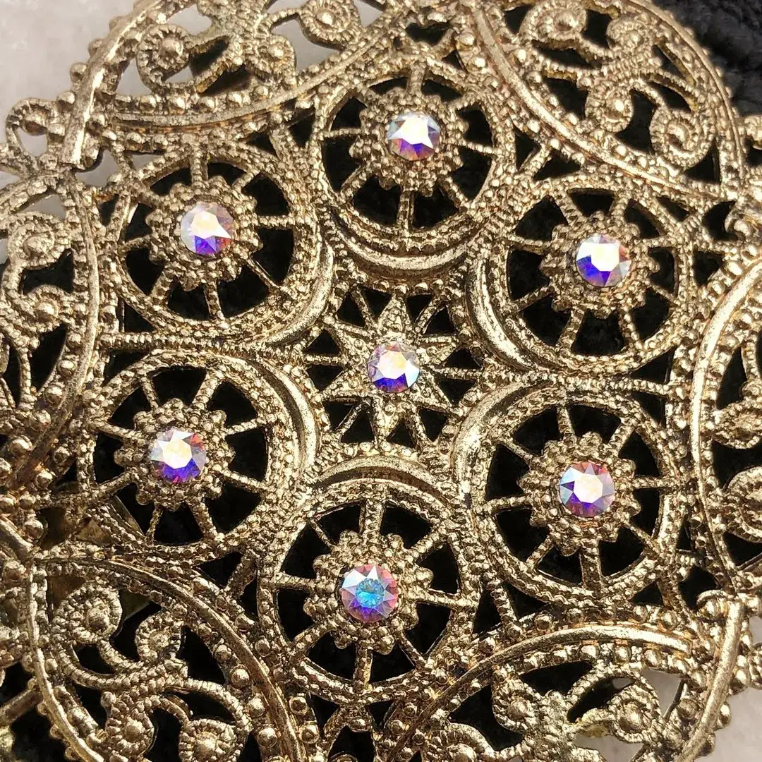 Schürzenschließe mit Swarovski in kristallAB No. 120 – Bild 7 – Chiemgauer Heimatwerk Trachten-Onlineshop Schürzenschließe mit Swarovski in kristallAB No. 120 - Bild 7 - Chiemgauer Heimatwerk Trachten-Onlineshop