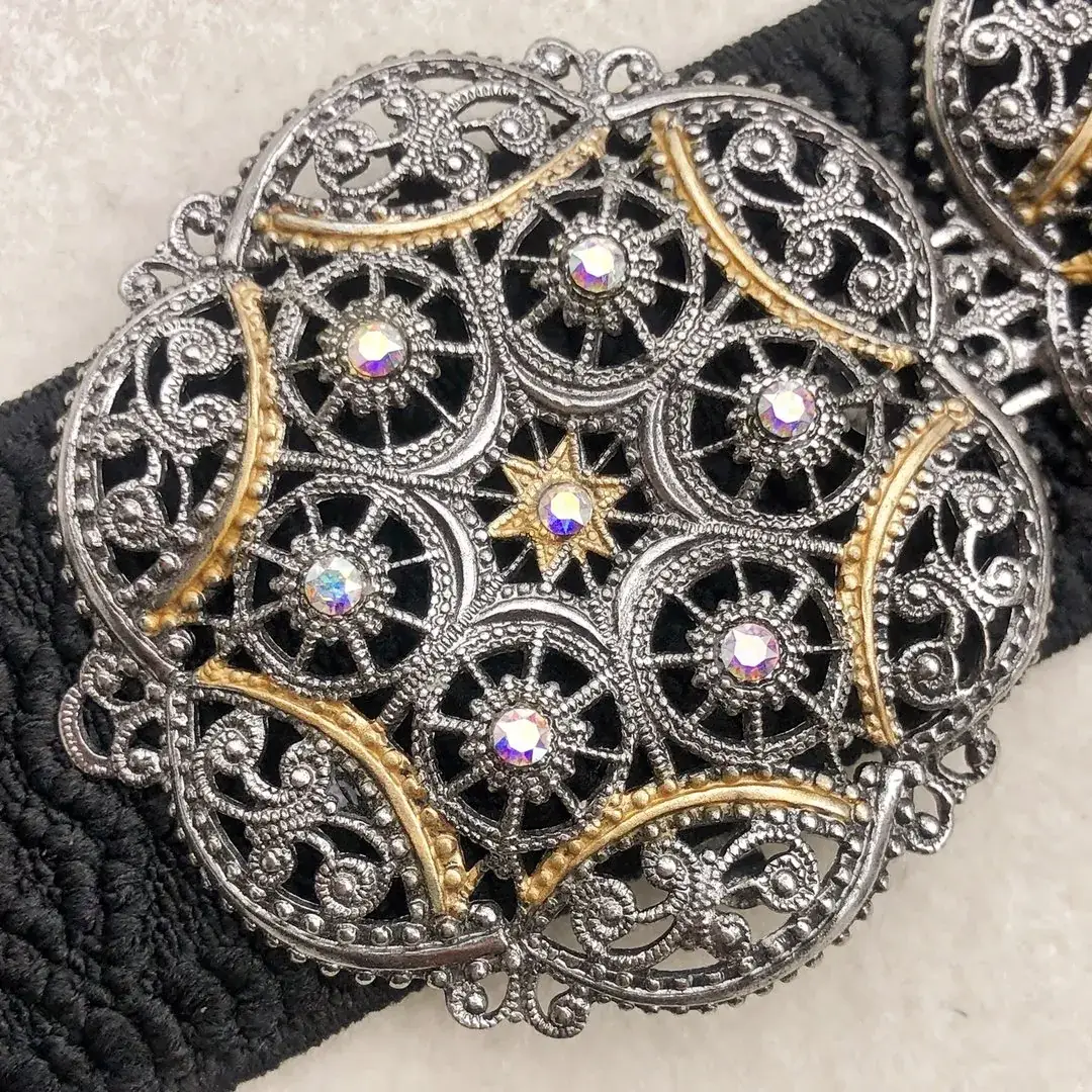 Schürzenschließe mit Swarovski in kristallAB No. 129 – Bild 14 – Chiemgauer Heimatwerk Trachten-Onlineshop Schürzenschließe mit Swarovski in kristallAB No. 129 - Bild 14 - Chiemgauer Heimatwerk Trachten-Onlineshop