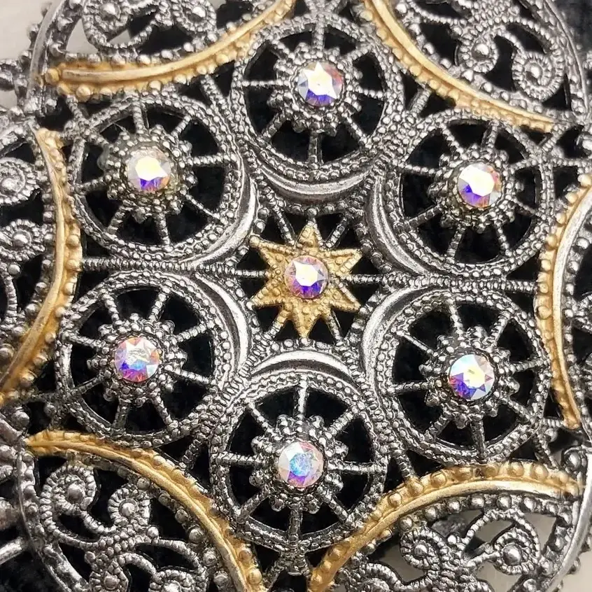 Schürzenschließe mit Swarovski in kristallAB No. 129 – Bild 15 – Chiemgauer Heimatwerk Trachten-Onlineshop Schürzenschließe mit Swarovski in kristallAB No. 129 - Bild 15 - Chiemgauer Heimatwerk Trachten-Onlineshop