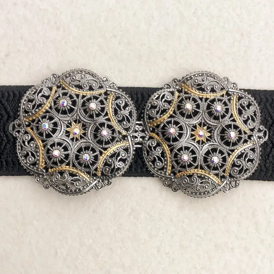 Schürzenschließe mit Swarovski in kristallAB No. 129 – Bild 18 – Chiemgauer Heimatwerk Trachten-Onlineshop Schürzenschließe mit Swarovski in kristallAB No. 129 - Bild 18 - Chiemgauer Heimatwerk Trachten-Onlineshop