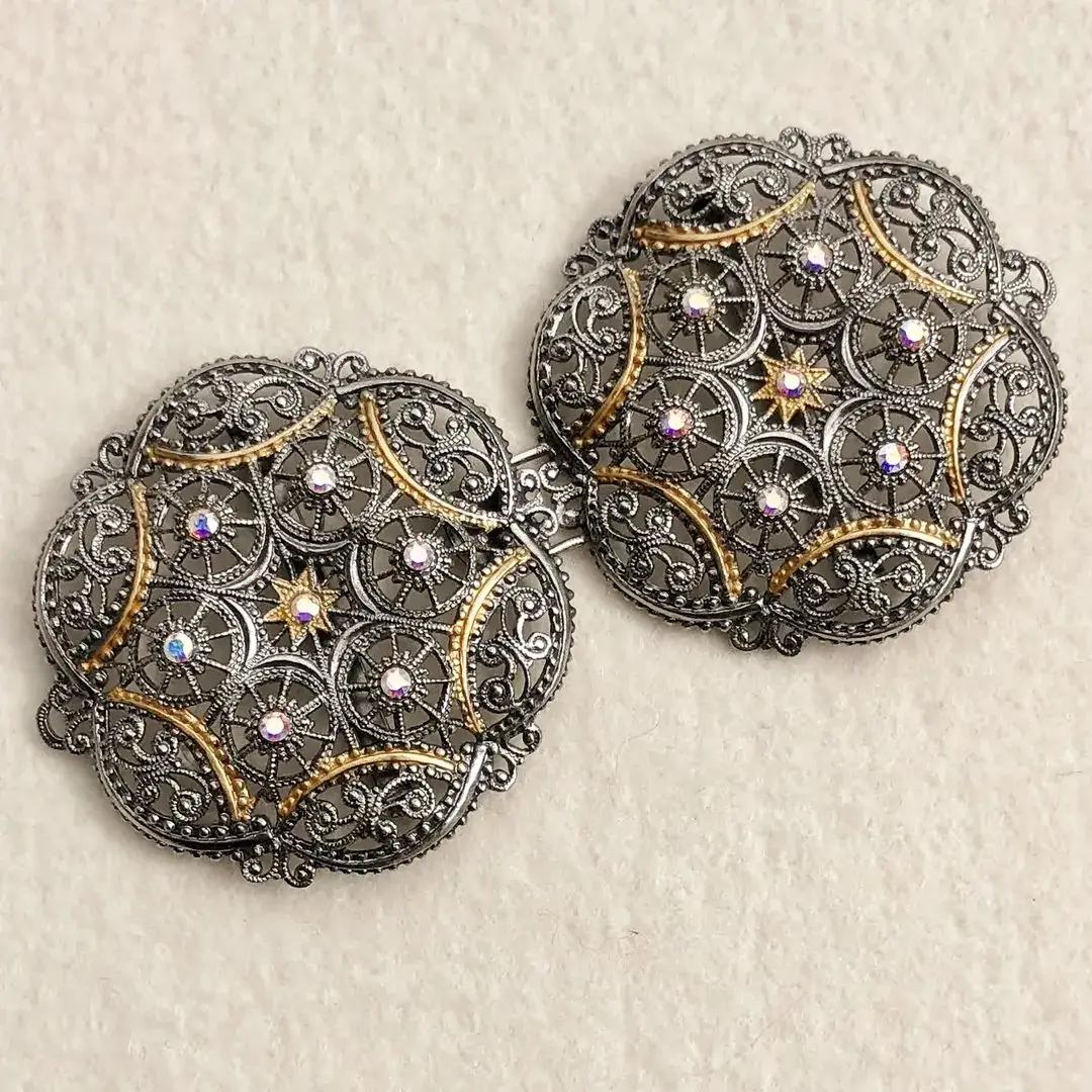 Schürzenschließe mit Swarovski in kristallAB No. 129 – Bild 3 – Chiemgauer Heimatwerk Trachten-Onlineshop Schürzenschließe mit Swarovski in kristallAB No. 129 - Bild 3 - Chiemgauer Heimatwerk Trachten-Onlineshop