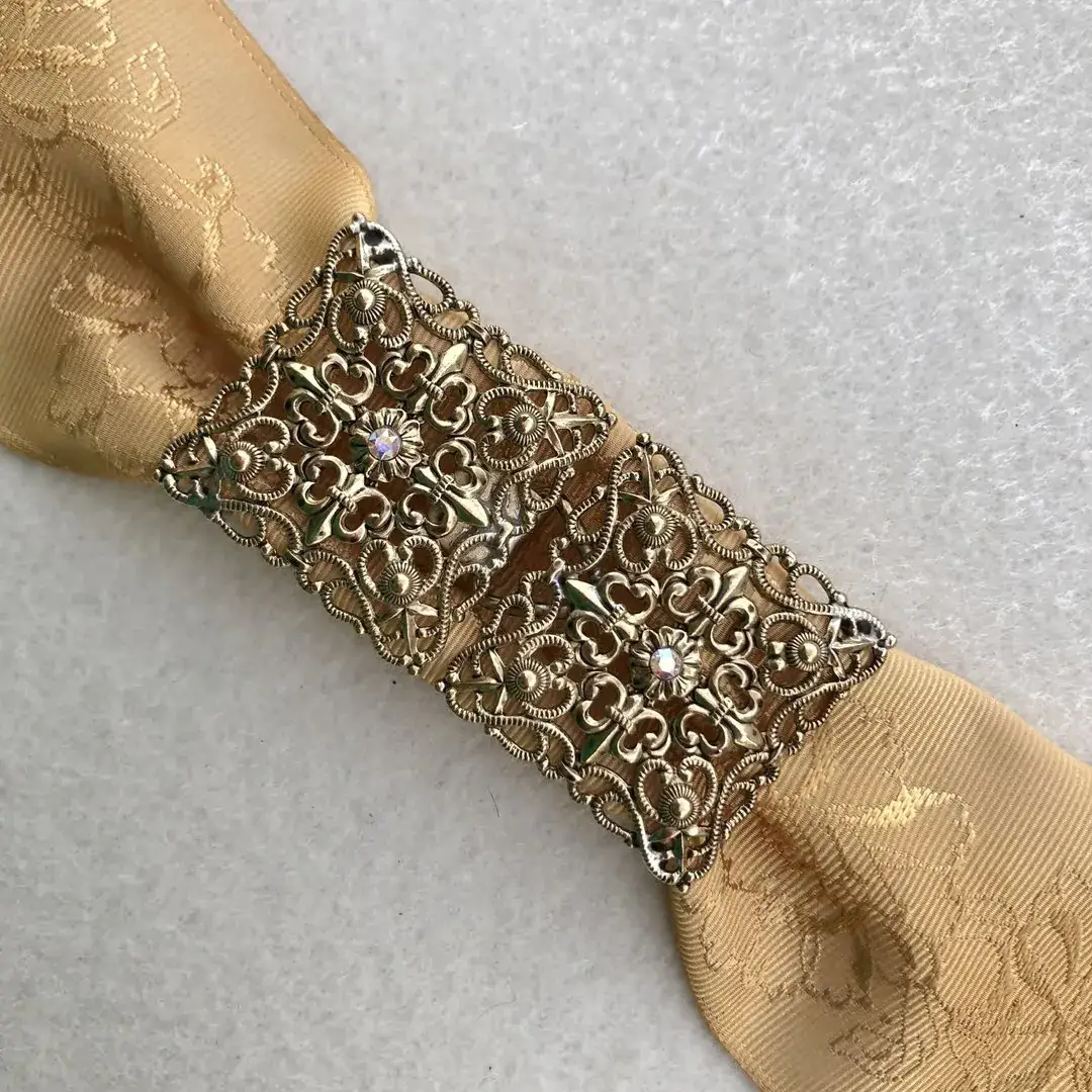 Schürzenschließe mit Swarovski in kristallAB No. 168 – Bild 1 – Chiemgauer Heimatwerk Trachten-Onlineshop Schürzenschließe mit Swarovski in kristallAB No. 168 - Bild 1 - Chiemgauer Heimatwerk Trachten-Onlineshop