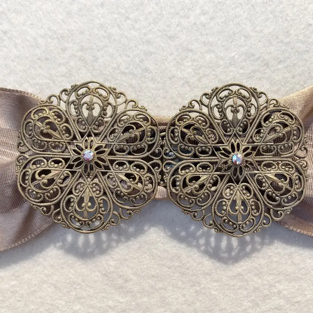 Schürzenschließe mit Swarovski in kristallAB No. 36 – Bild 12 – Chiemgauer Heimatwerk Trachten-Onlineshop Schürzenschließe mit Swarovski in kristallAB No. 36 - Bild 12 - Chiemgauer Heimatwerk Trachten-Onlineshop