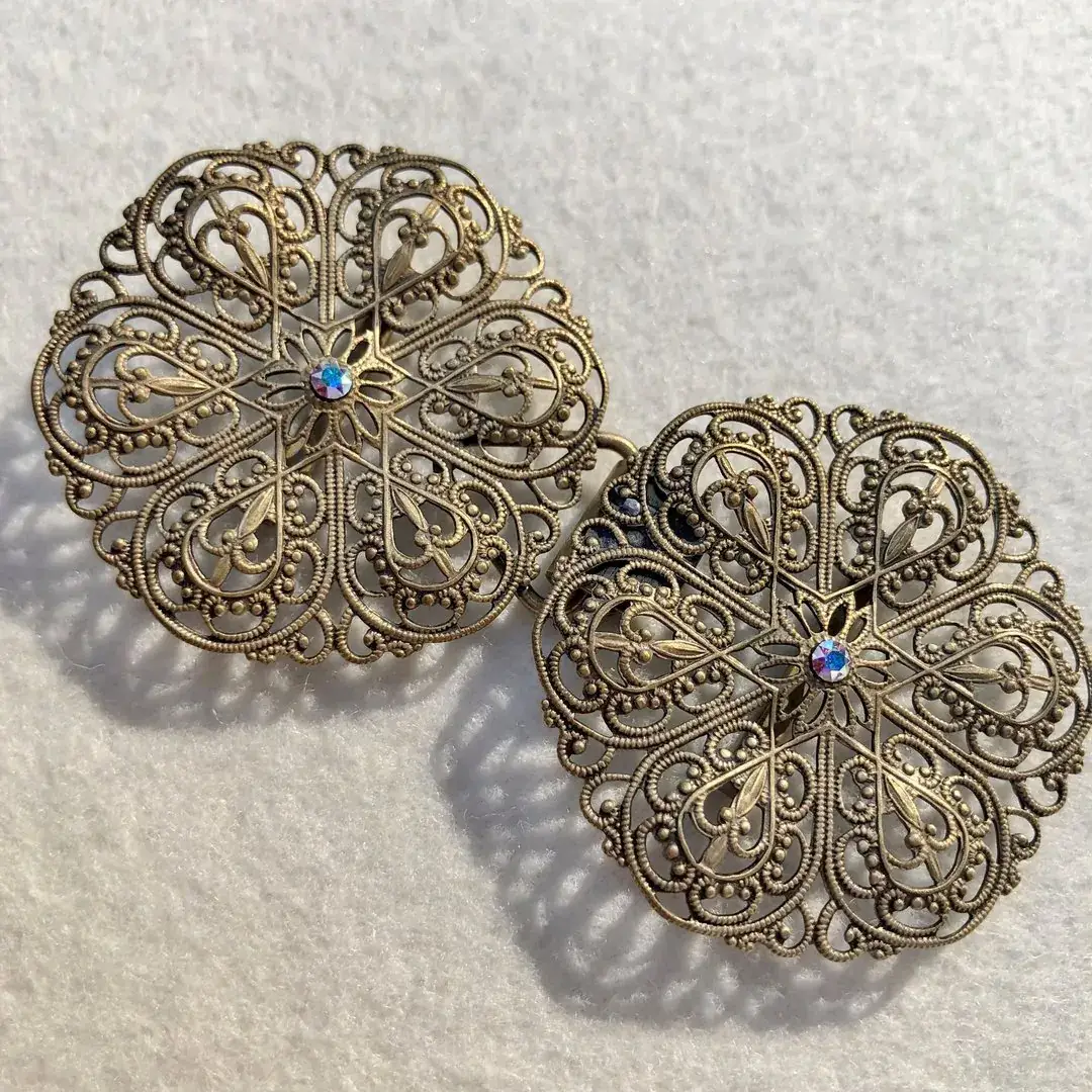 Schürzenschließe mit Swarovski in kristallAB No. 36 – Bild 15 – Chiemgauer Heimatwerk Trachten-Onlineshop Schürzenschließe mit Swarovski in kristallAB No. 36 - Bild 15 - Chiemgauer Heimatwerk Trachten-Onlineshop