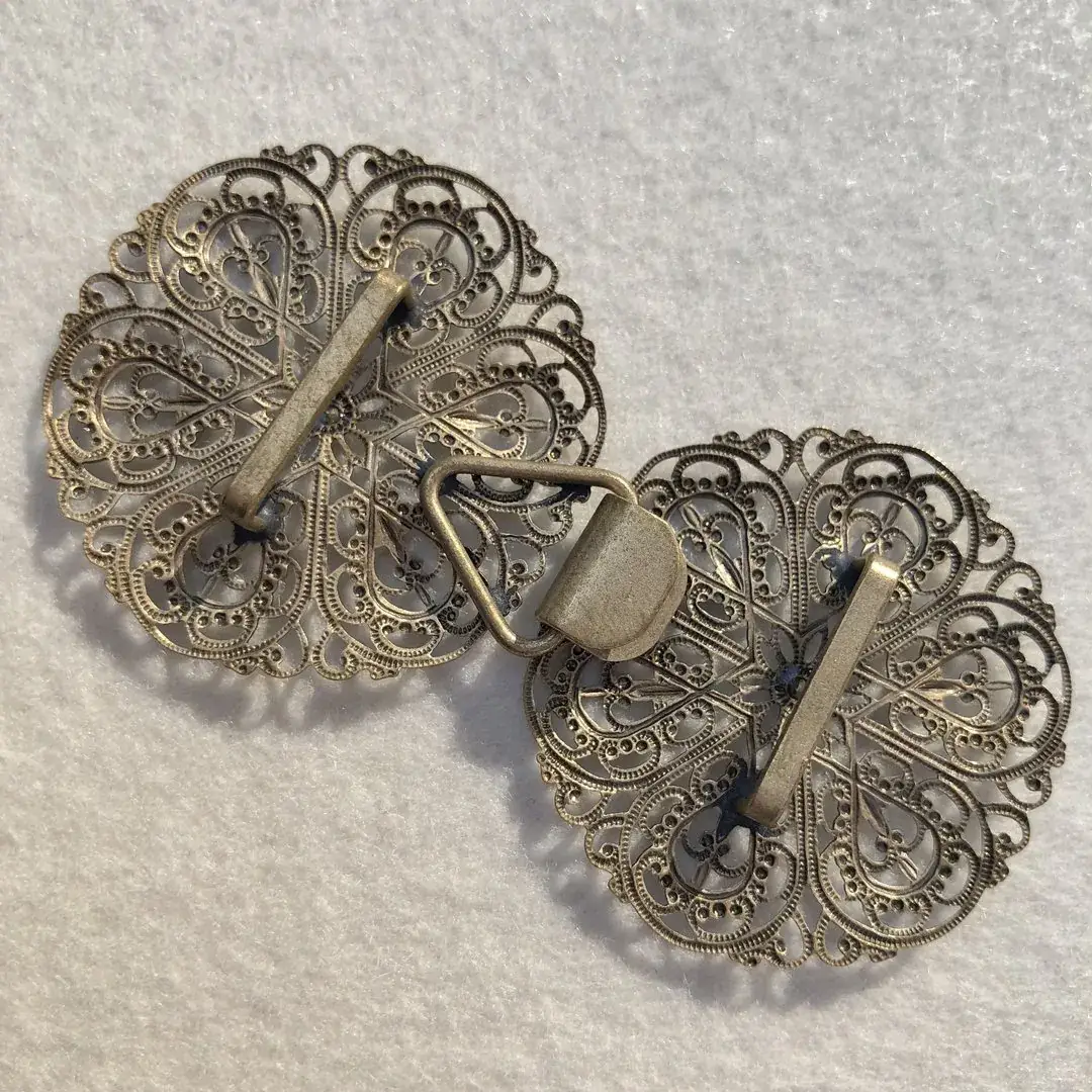 Schürzenschließe mit Swarovski in kristallAB No. 36 – Bild 18 – Chiemgauer Heimatwerk Trachten-Onlineshop Schürzenschließe mit Swarovski in kristallAB No. 36 - Bild 18 - Chiemgauer Heimatwerk Trachten-Onlineshop