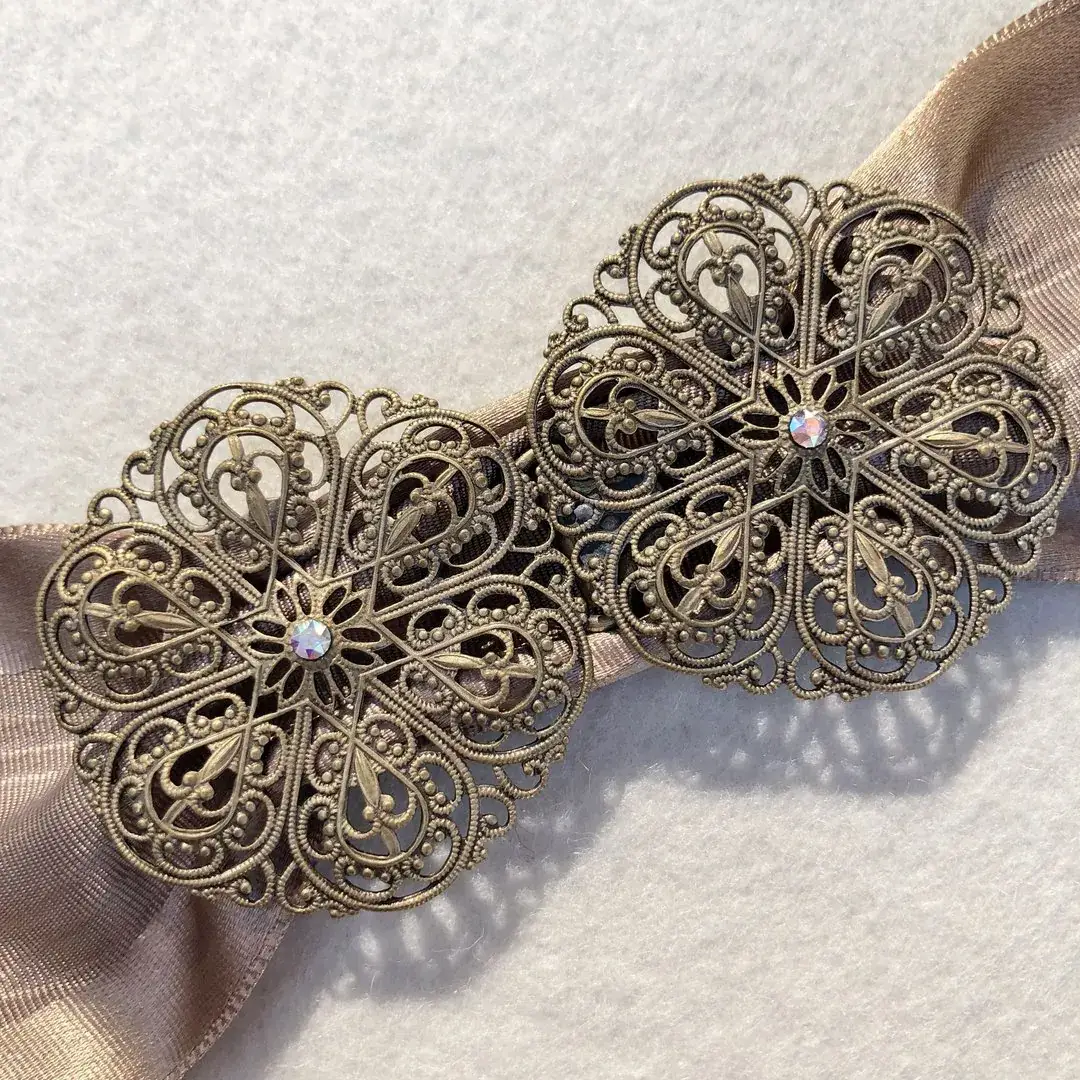 Schürzenschließe mit Swarovski in kristallAB No. 36 – Bild 4 – Chiemgauer Heimatwerk Trachten-Onlineshop Schürzenschließe mit Swarovski in kristallAB No. 36 - Bild 4 - Chiemgauer Heimatwerk Trachten-Onlineshop
