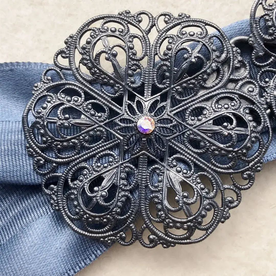Schürzenschließe mit Swarovski in kristallAB No. 44 – Bild 19 – Chiemgauer Heimatwerk Trachten-Onlineshop Schürzenschließe mit Swarovski in kristallAB No. 44 - Bild 19 - Chiemgauer Heimatwerk Trachten-Onlineshop