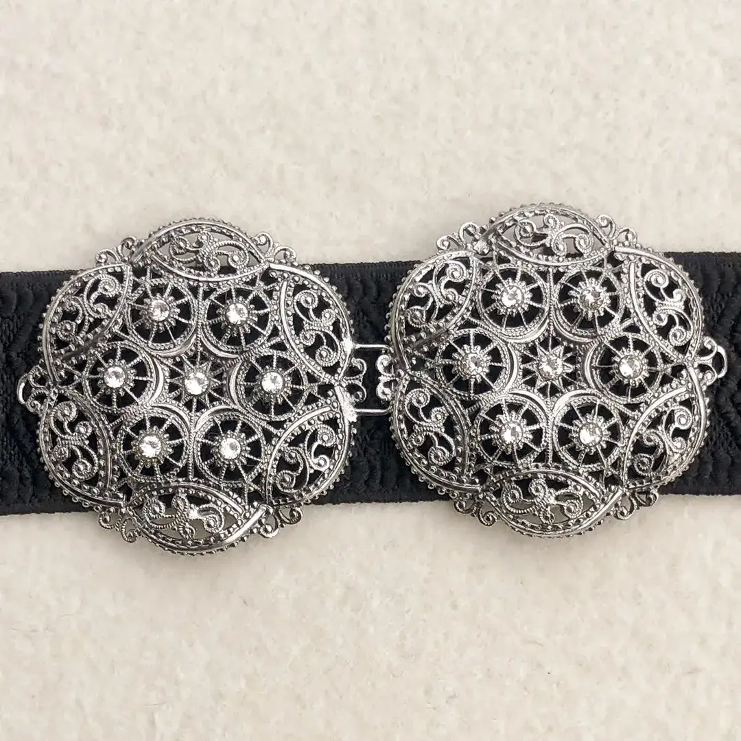 Schürzenschließe mit Swarovski in kristallweiß No. 140 – Bild 17 – Chiemgauer Heimatwerk Trachten-Onlineshop Schürzenschließe mit Swarovski in kristallweiß No. 140 - Bild 17 - Chiemgauer Heimatwerk Trachten-Onlineshop