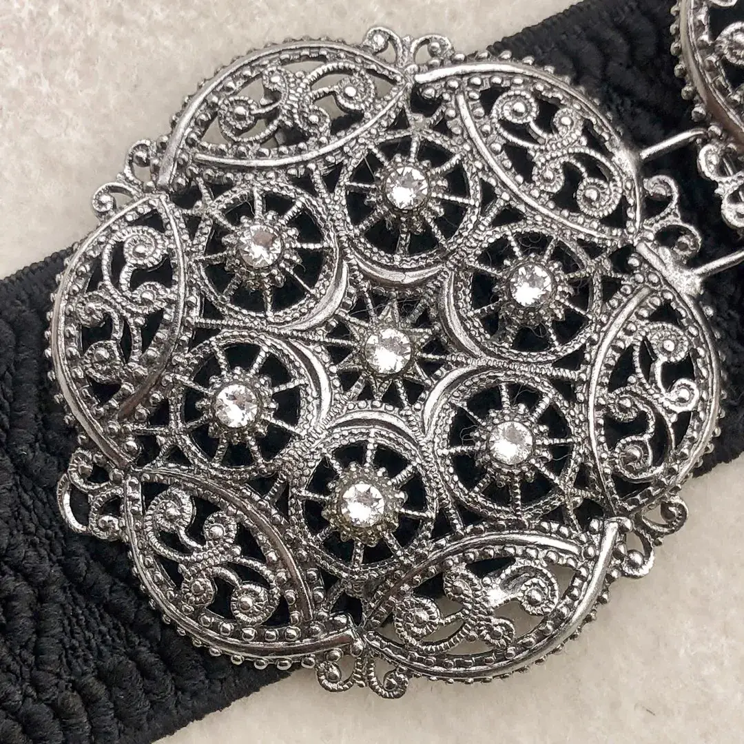 Schürzenschließe mit Swarovski in kristallweiß No. 140 – Bild 8 – Chiemgauer Heimatwerk Trachten-Onlineshop Schürzenschließe mit Swarovski in kristallweiß No. 140 - Bild 8 - Chiemgauer Heimatwerk Trachten-Onlineshop