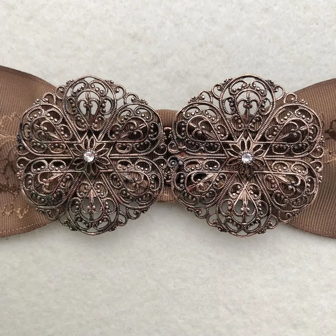 Schürzenschließe mit Swarovski in kristallweiß No. 41 – Bild 10 – Chiemgauer Heimatwerk Trachten-Onlineshop Schürzenschließe mit Swarovski in kristallweiß No. 41 - Bild 10 - Chiemgauer Heimatwerk Trachten-Onlineshop