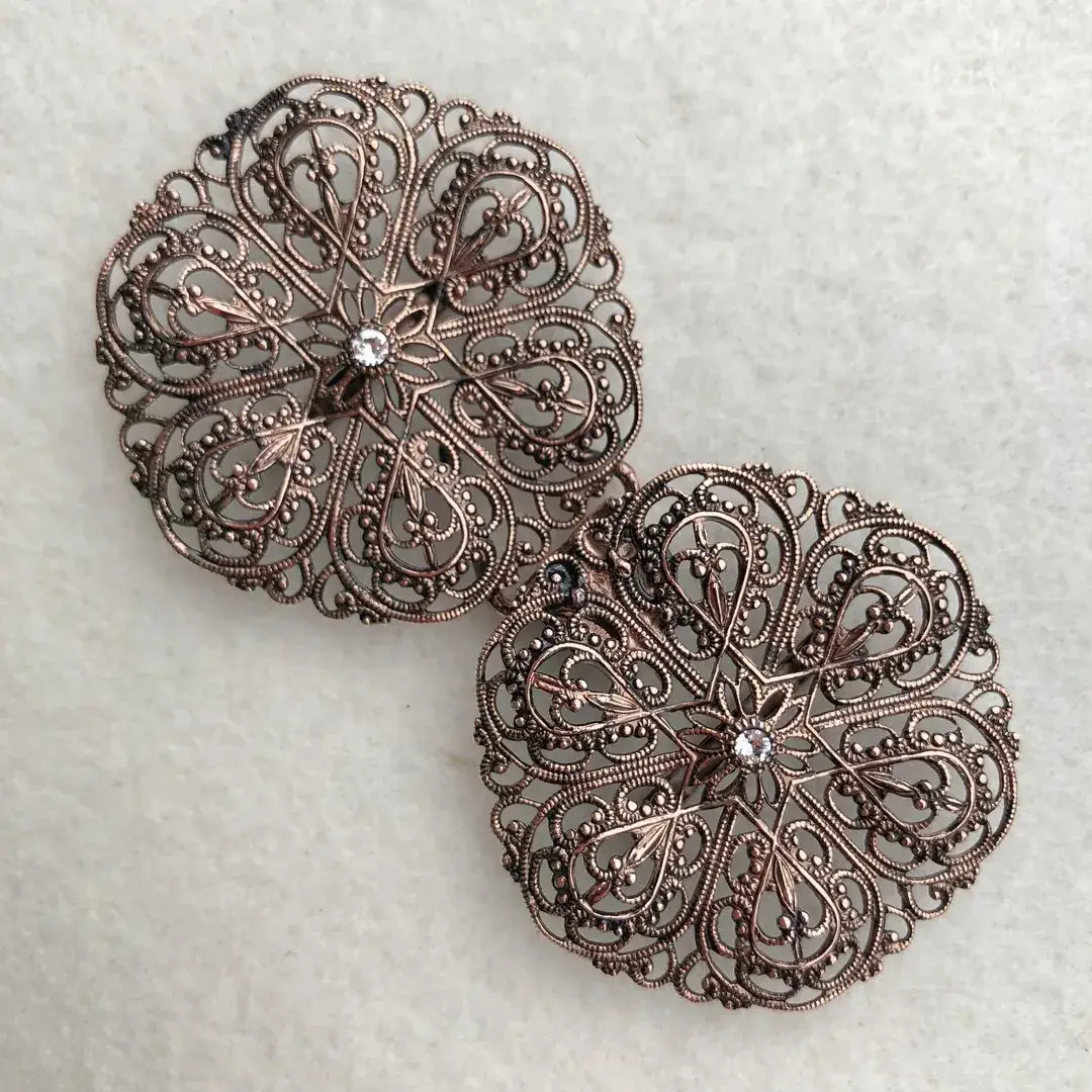 Schürzenschließe mit Swarovski in kristallweiß No. 41 – Bild 13 – Chiemgauer Heimatwerk Trachten-Onlineshop Schürzenschließe mit Swarovski in kristallweiß No. 41 - Bild 13 - Chiemgauer Heimatwerk Trachten-Onlineshop