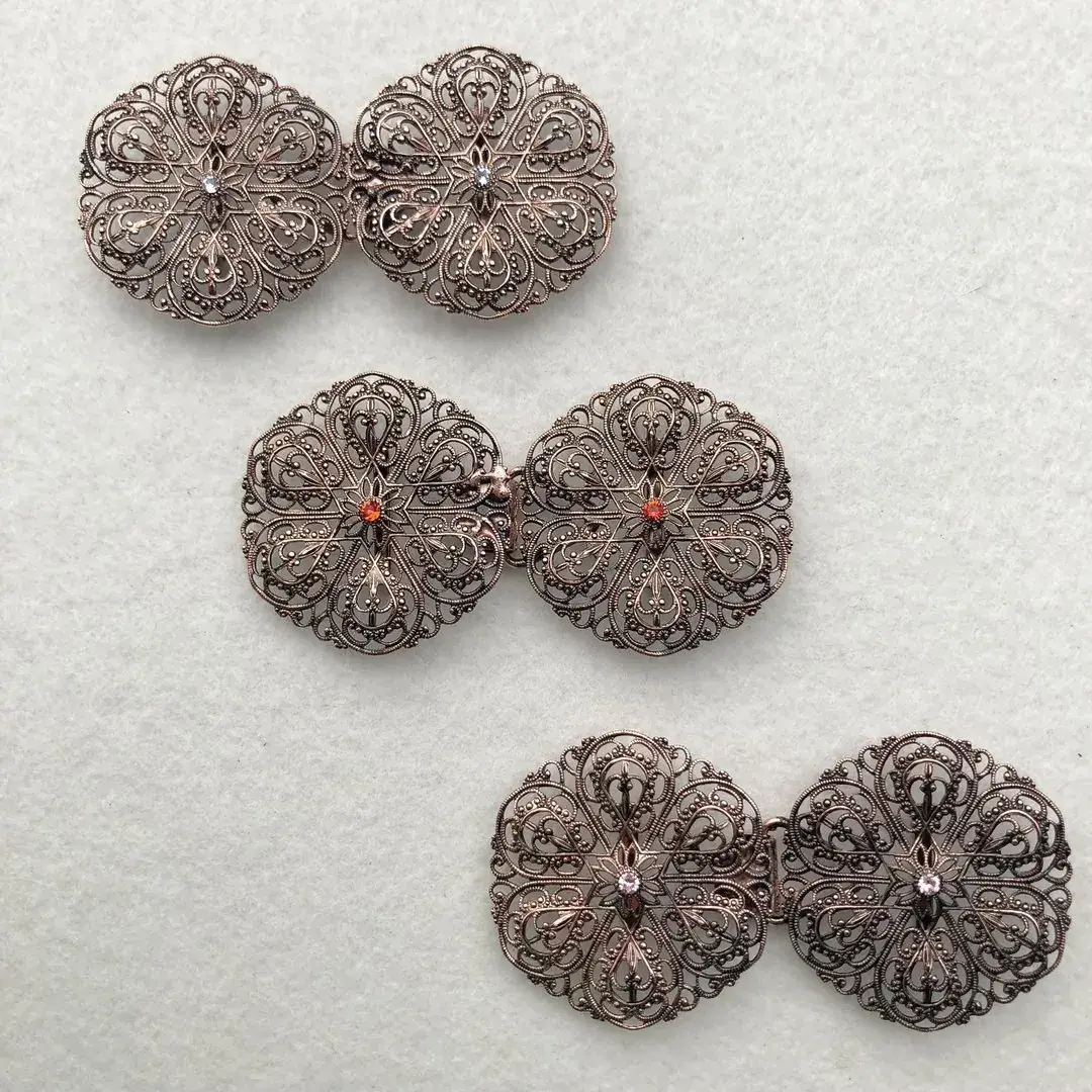 Schürzenschließe mit Swarovski in kristallweiß No. 41 – Bild 17 – Chiemgauer Heimatwerk Trachten-Onlineshop Schürzenschließe mit Swarovski in kristallweiß No. 41 - Bild 17 - Chiemgauer Heimatwerk Trachten-Onlineshop