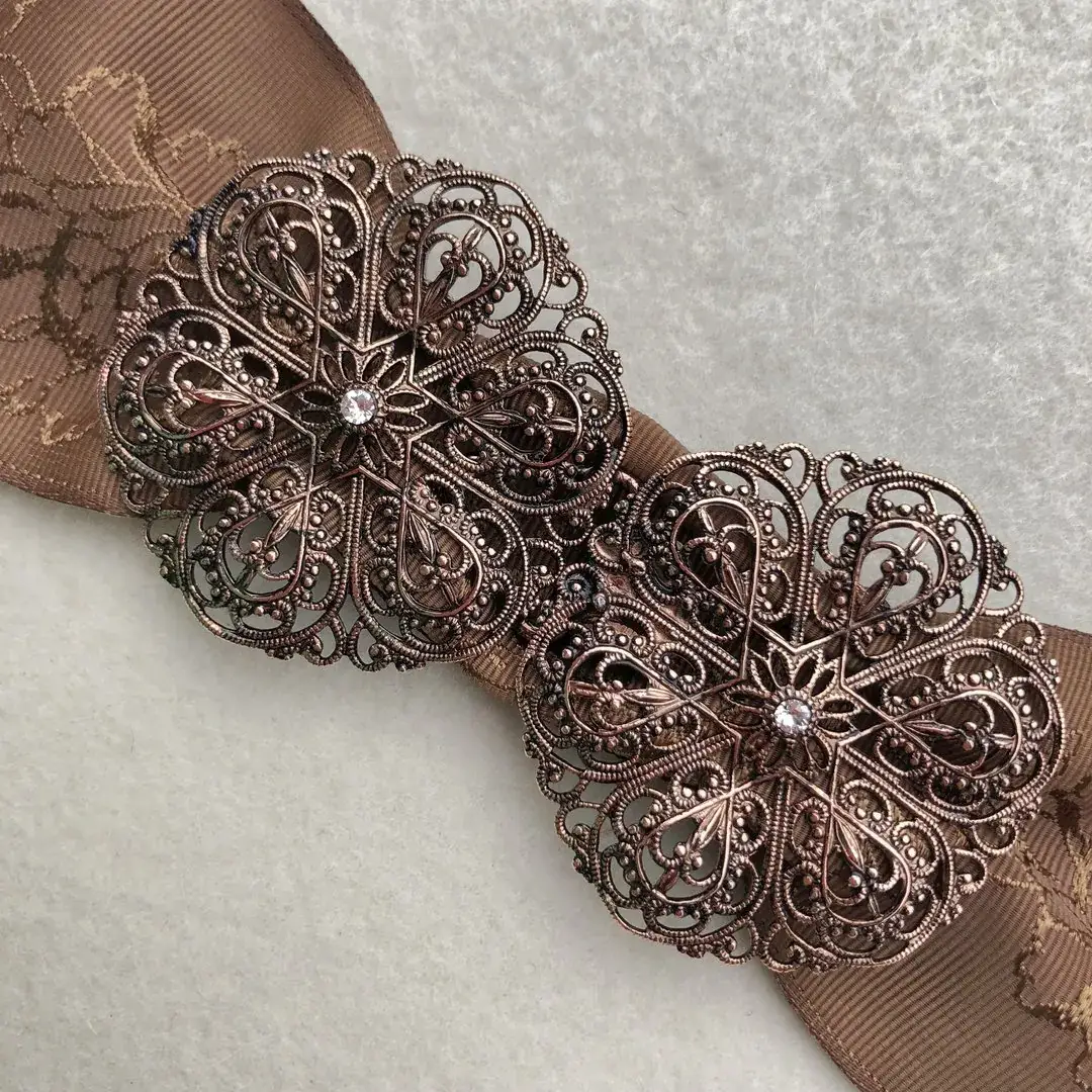 Schürzenschließe mit Swarovski in kristallweiß No. 41 – Bild 4 – Chiemgauer Heimatwerk Trachten-Onlineshop Schürzenschließe mit Swarovski in kristallweiß No. 41 - Bild 4 - Chiemgauer Heimatwerk Trachten-Onlineshop