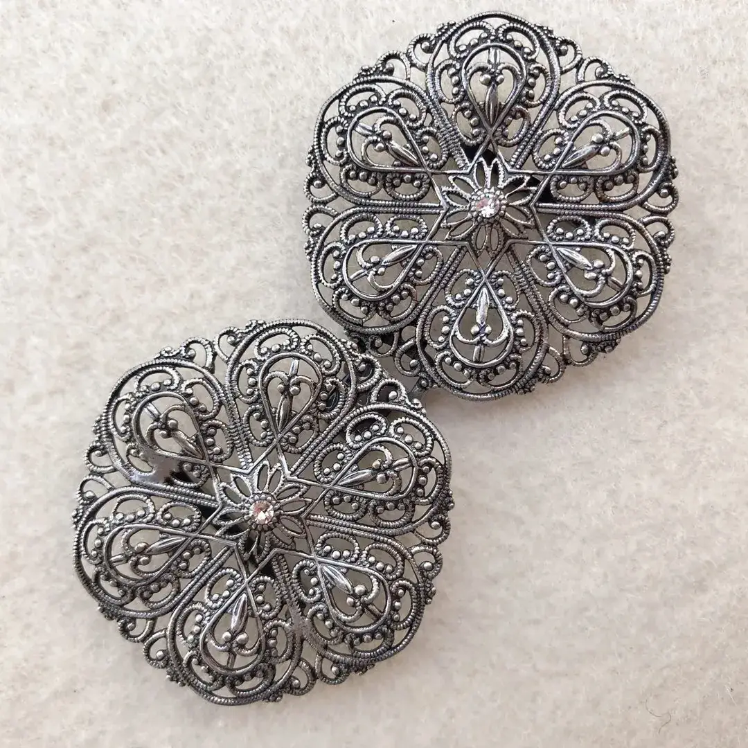 Schürzenschließe mit Swarovski in kristallweiß No. 52 – Bild 10 – Chiemgauer Heimatwerk Trachten-Onlineshop Schürzenschließe mit Swarovski in kristallweiß No. 52 - Bild 10 - Chiemgauer Heimatwerk Trachten-Onlineshop