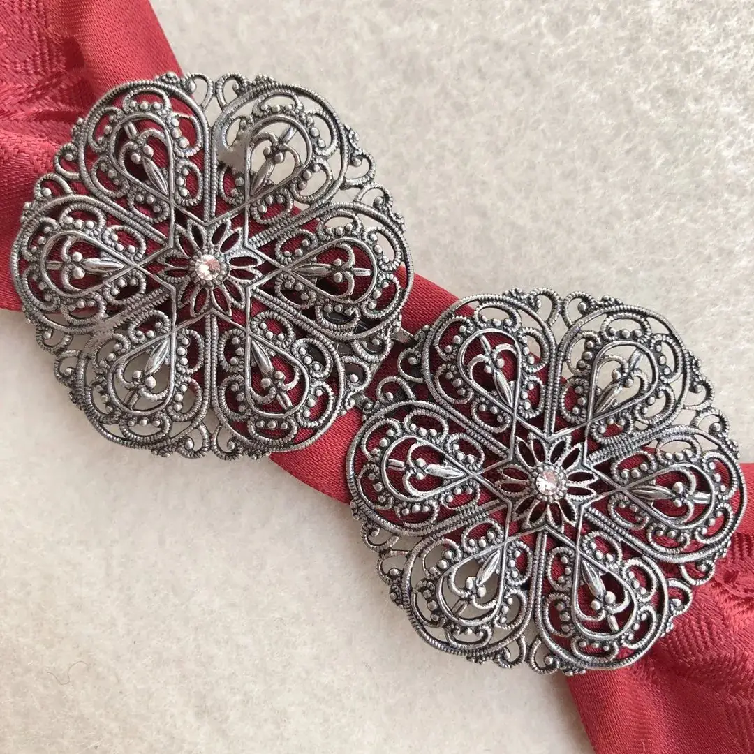 Schürzenschließe mit Swarovski in kristallweiß No. 52 – Bild 19 – Chiemgauer Heimatwerk Trachten-Onlineshop Schürzenschließe mit Swarovski in kristallweiß No. 52 - Bild 19 - Chiemgauer Heimatwerk Trachten-Onlineshop