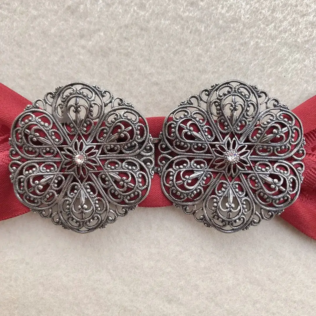 Schürzenschließe mit Swarovski in kristallweiß No. 52 – Bild 7 – Chiemgauer Heimatwerk Trachten-Onlineshop Schürzenschließe mit Swarovski in kristallweiß No. 52 - Bild 7 - Chiemgauer Heimatwerk Trachten-Onlineshop