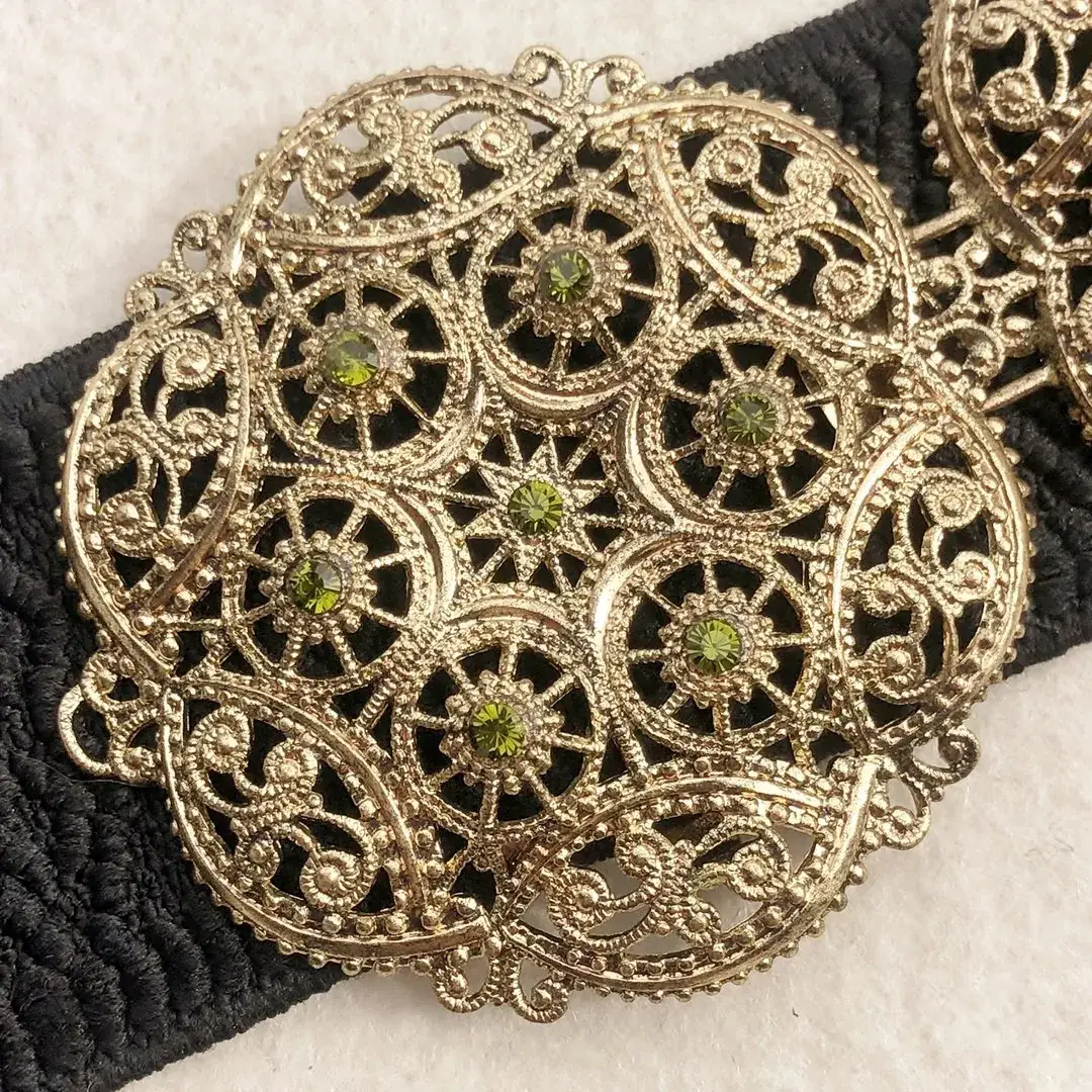 Schürzenschließe mit Swarovski in olivgrün No. 122 – Bild 7 – Chiemgauer Heimatwerk Trachten-Onlineshop Schürzenschließe mit Swarovski in olivgrün No. 122 - Bild 7 - Chiemgauer Heimatwerk Trachten-Onlineshop
