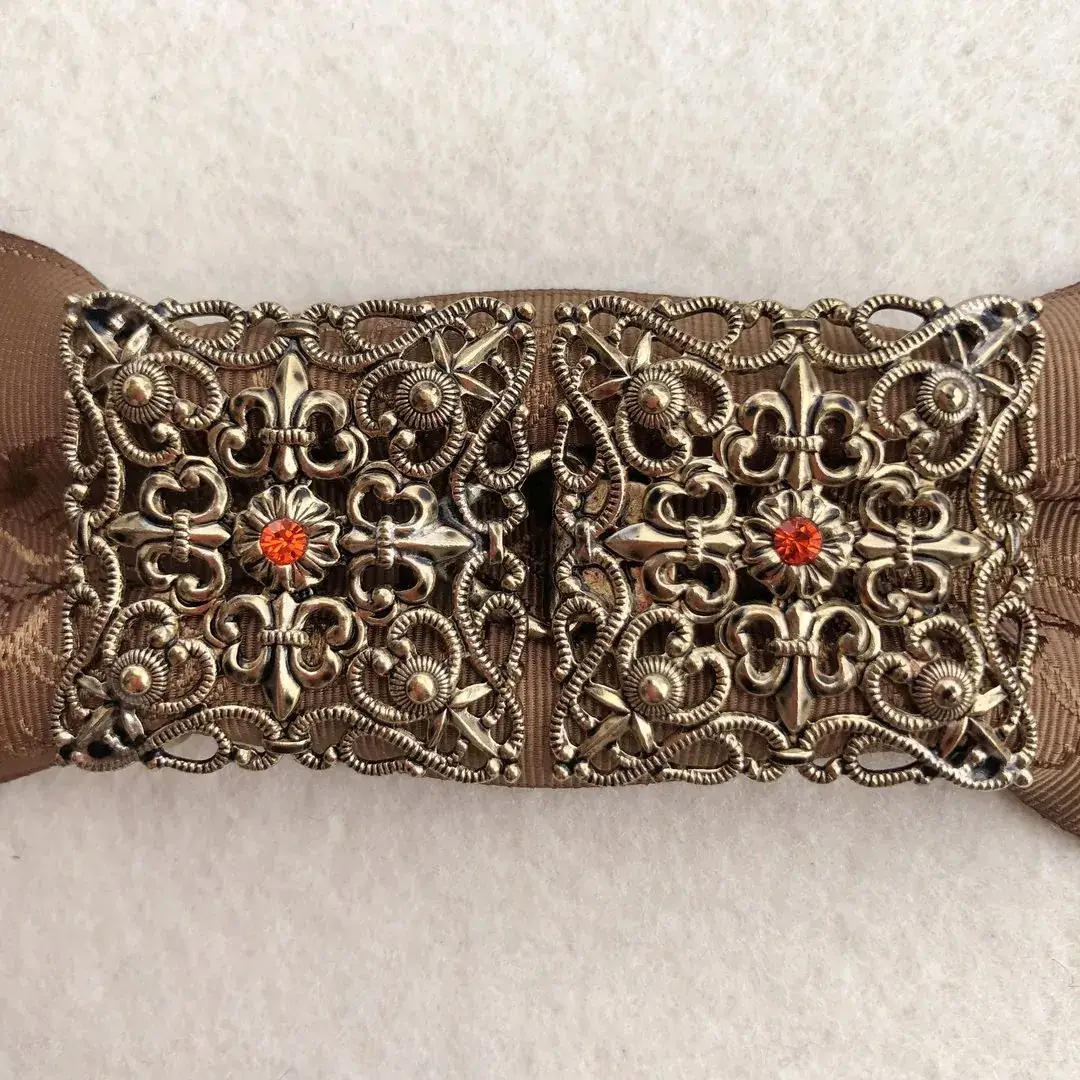 Schürzenschließe mit Swarovski in orange No. 171 – Bild 10 – Chiemgauer Heimatwerk Trachten-Onlineshop Schürzenschließe mit Swarovski in orange No. 171 - Bild 10 - Chiemgauer Heimatwerk Trachten-Onlineshop