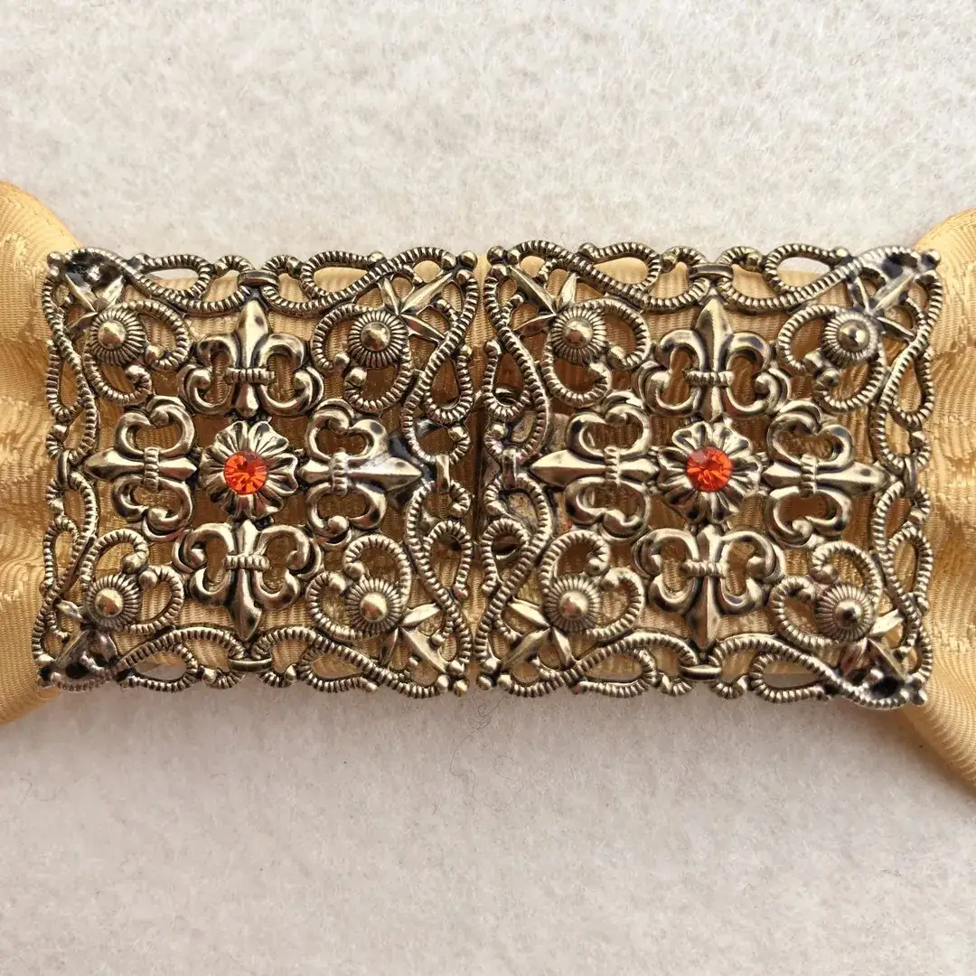 Schürzenschließe mit Swarovski in orange No. 171 – Bild 11 – Chiemgauer Heimatwerk Trachten-Onlineshop Schürzenschließe mit Swarovski in orange No. 171 - Bild 11 - Chiemgauer Heimatwerk Trachten-Onlineshop