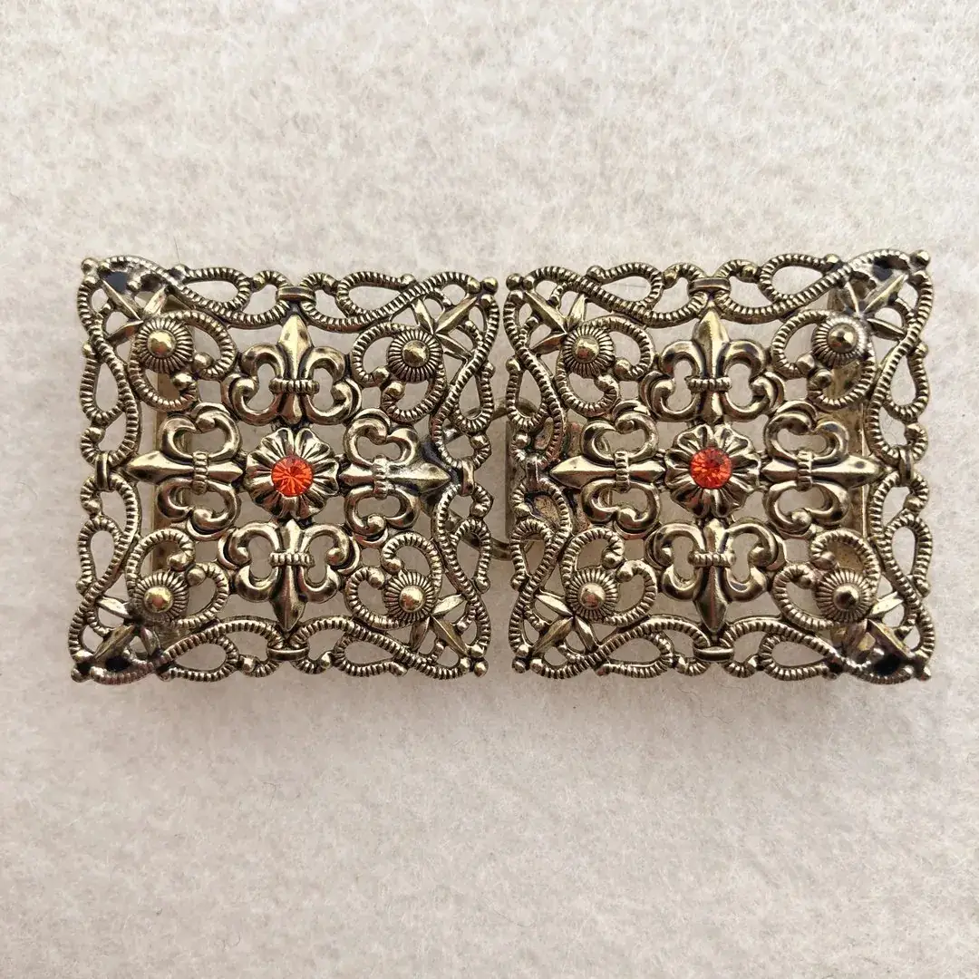 Schürzenschließe mit Swarovski in orange No. 171 – Bild 12 – Chiemgauer Heimatwerk Trachten-Onlineshop Schürzenschließe mit Swarovski in orange No. 171 - Bild 12 - Chiemgauer Heimatwerk Trachten-Onlineshop