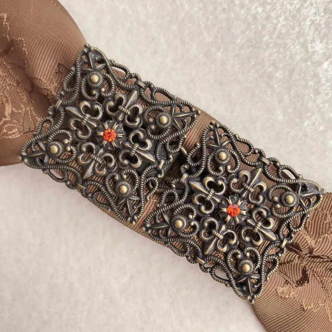 Schürzenschließe mit Swarovski in orange No. 181 – Bild 15 – Chiemgauer Heimatwerk Trachten-Onlineshop Schürzenschließe mit Swarovski in orange No. 181 - Bild 15 - Chiemgauer Heimatwerk Trachten-Onlineshop