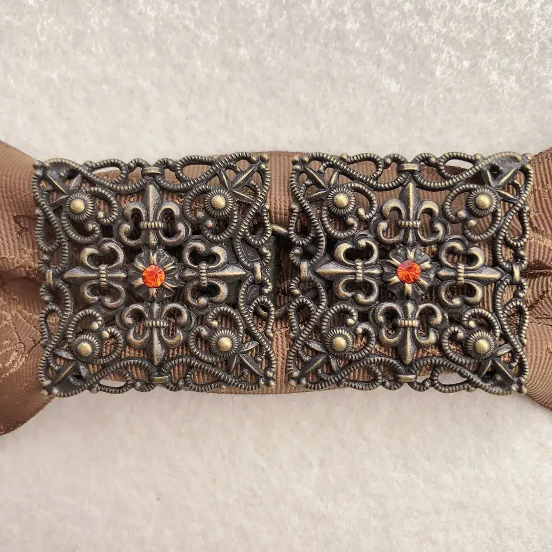 Schürzenschließe mit Swarovski in orange No. 181 – Bild 19 – Chiemgauer Heimatwerk Trachten-Onlineshop Schürzenschließe mit Swarovski in orange No. 181 - Bild 19 - Chiemgauer Heimatwerk Trachten-Onlineshop