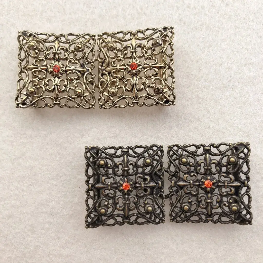 Schürzenschließe mit Swarovski in orange No. 181 – Bild 7 – Chiemgauer Heimatwerk Trachten-Onlineshop Schürzenschließe mit Swarovski in orange No. 181 - Bild 7 - Chiemgauer Heimatwerk Trachten-Onlineshop