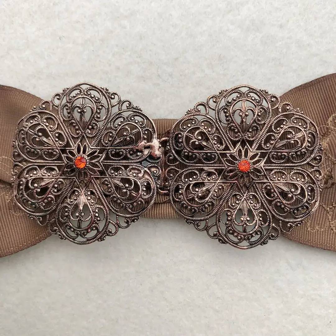 Schürzenschließe mit Swarovski in orange No. 42 – Bild 13 – Chiemgauer Heimatwerk Trachten-Onlineshop Schürzenschließe mit Swarovski in orange No. 42 - Bild 13 - Chiemgauer Heimatwerk Trachten-Onlineshop