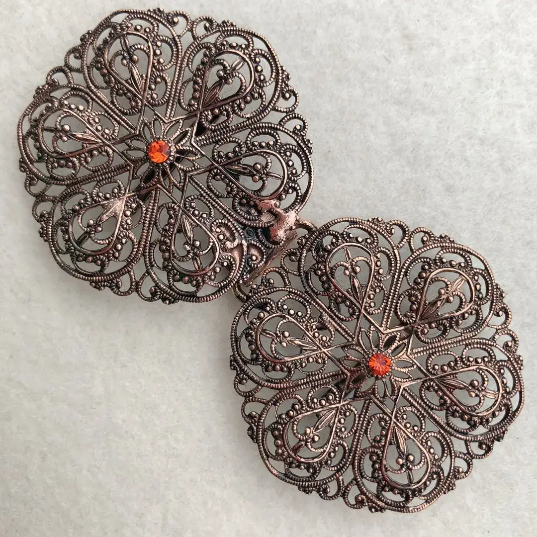 Schürzenschließe mit Swarovski in orange No. 42 – Bild 15 – Chiemgauer Heimatwerk Trachten-Onlineshop Schürzenschließe mit Swarovski in orange No. 42 - Bild 15 - Chiemgauer Heimatwerk Trachten-Onlineshop