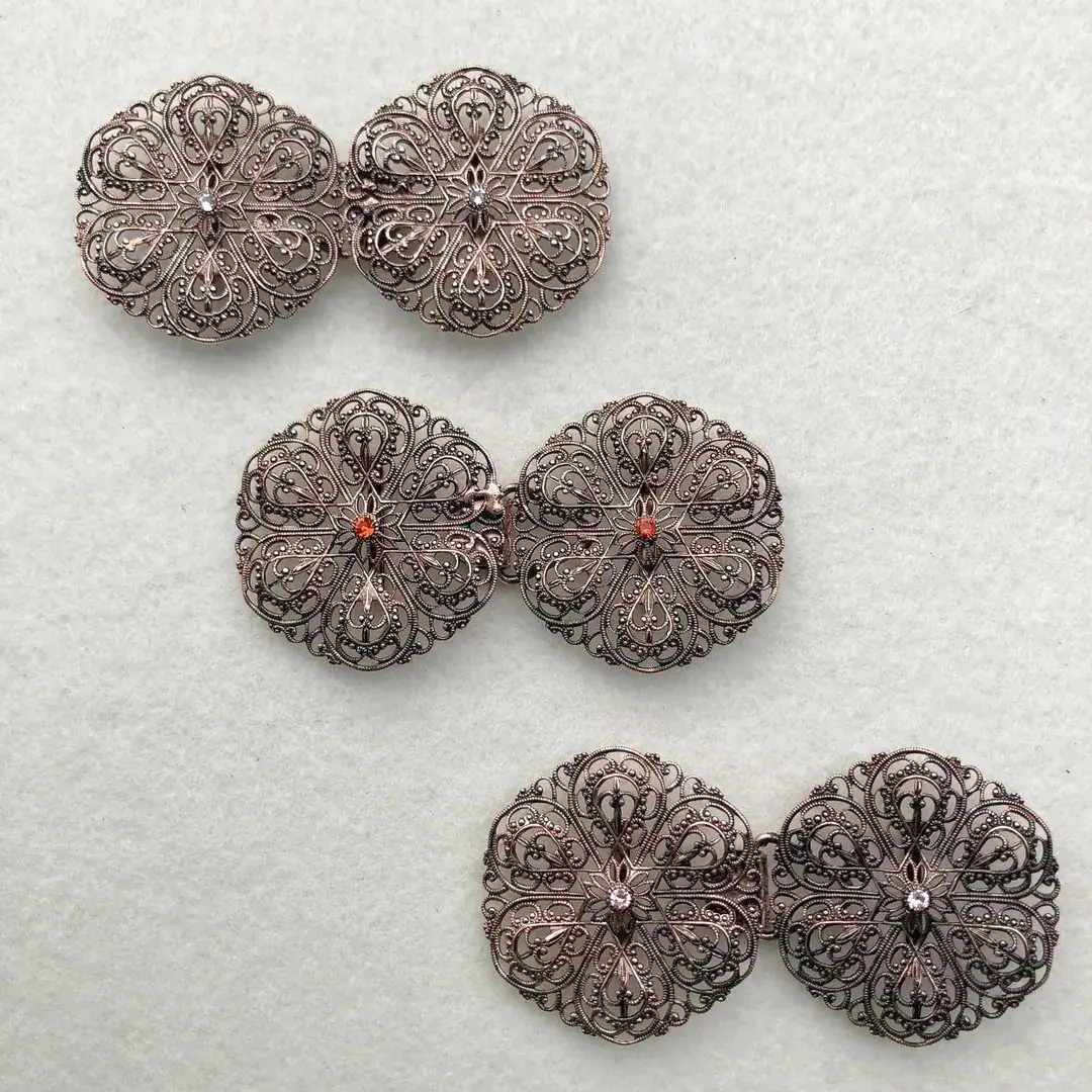Schürzenschließe mit Swarovski in orange No. 42 – Bild 17 – Chiemgauer Heimatwerk Trachten-Onlineshop Schürzenschließe mit Swarovski in orange No. 42 - Bild 17 - Chiemgauer Heimatwerk Trachten-Onlineshop