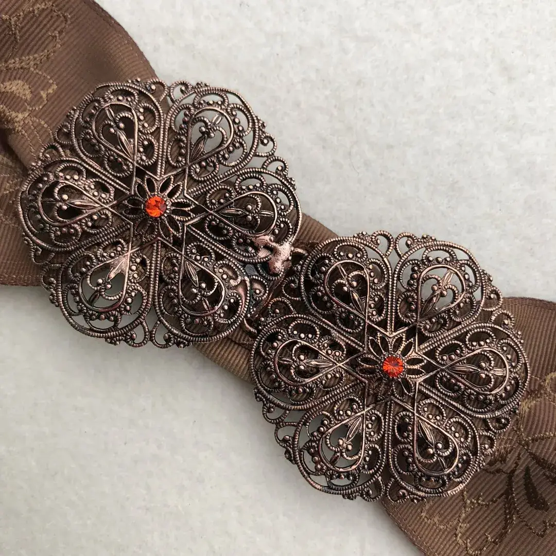 Schürzenschließe mit Swarovski in orange No. 42 – Bild 5 – Chiemgauer Heimatwerk Trachten-Onlineshop Schürzenschließe mit Swarovski in orange No. 42 - Bild 5 - Chiemgauer Heimatwerk Trachten-Onlineshop