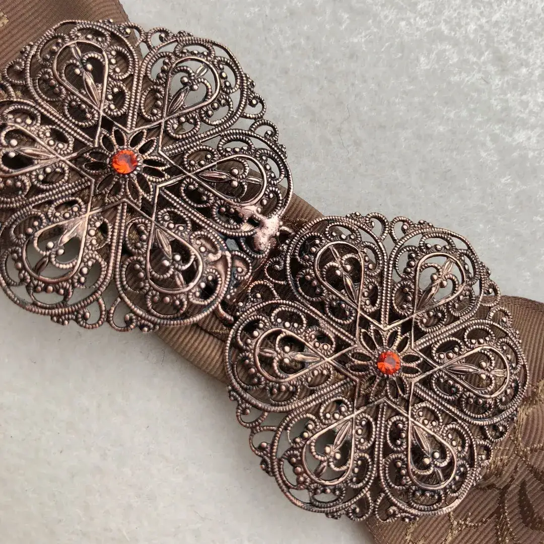 Schürzenschließe mit Swarovski in orange No. 42 – Bild 7 – Chiemgauer Heimatwerk Trachten-Onlineshop Schürzenschließe mit Swarovski in orange No. 42 - Bild 7 - Chiemgauer Heimatwerk Trachten-Onlineshop
