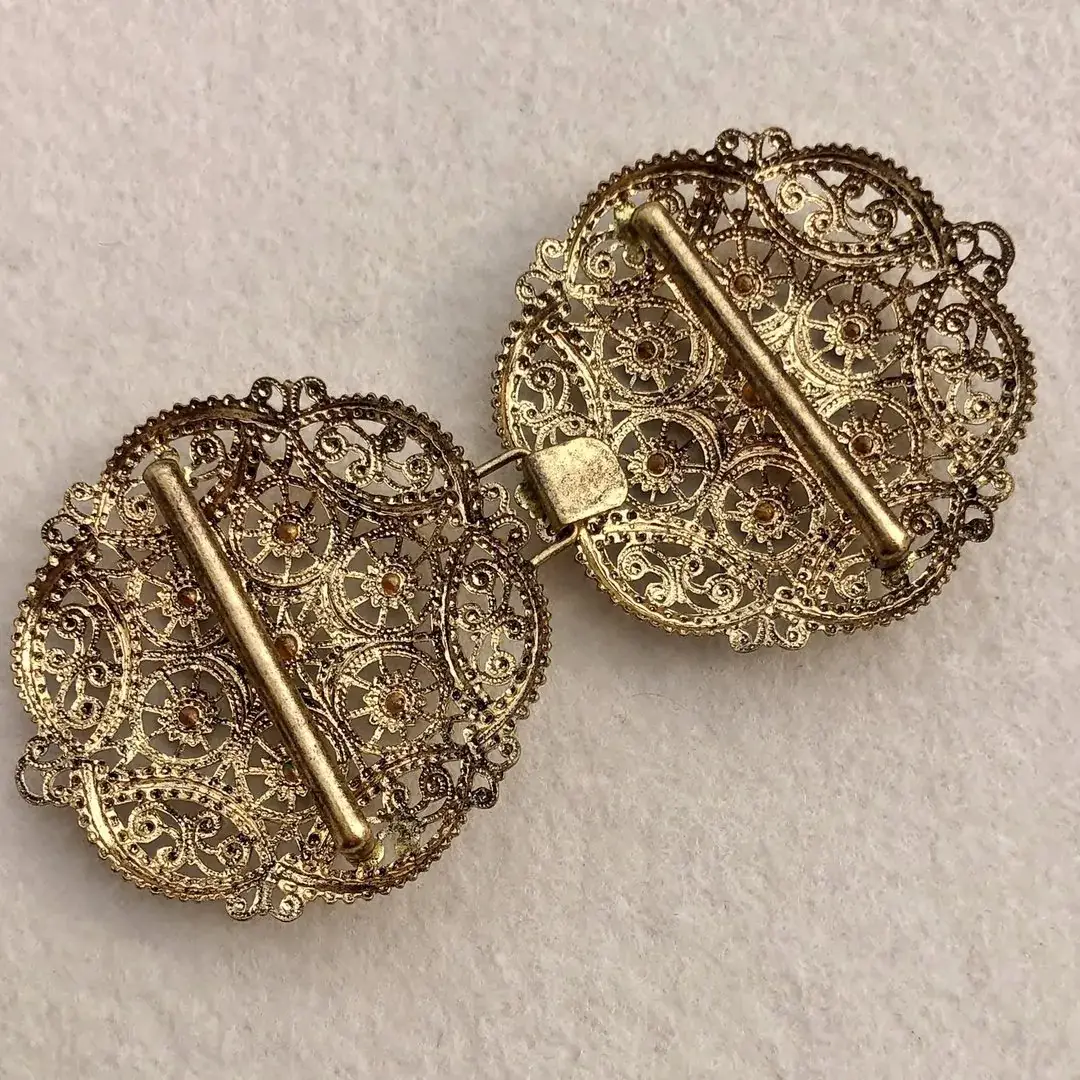 Schürzenschließe mit Swarovski in petrol No. 123 – Bild 8 – Chiemgauer Heimatwerk Trachten-Onlineshop Schürzenschließe mit Swarovski in petrol No. 123 - Bild 8 - Chiemgauer Heimatwerk Trachten-Onlineshop