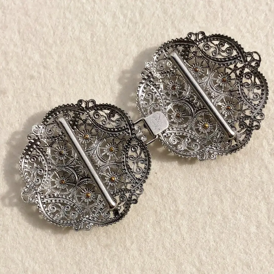 Schürzenschließe mit Swarovski in petrol No. 142 – Bild 7 – Chiemgauer Heimatwerk Trachten-Onlineshop Schürzenschließe mit Swarovski in petrol No. 142 - Bild 7 - Chiemgauer Heimatwerk Trachten-Onlineshop