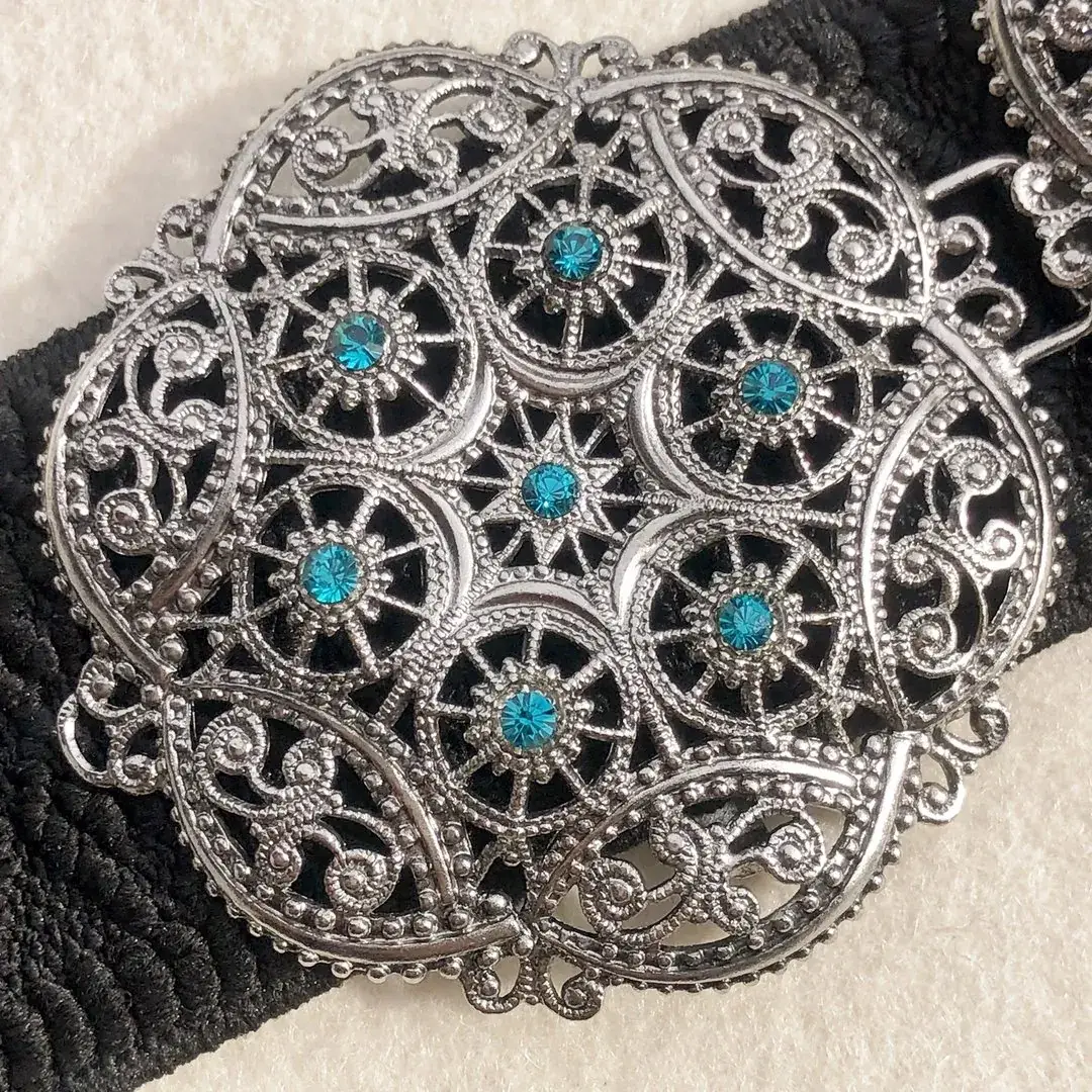 Schürzenschließe mit Swarovski in petrol No. 142 – Bild 9 – Chiemgauer Heimatwerk Trachten-Onlineshop Schürzenschließe mit Swarovski in petrol No. 142 - Bild 9 - Chiemgauer Heimatwerk Trachten-Onlineshop