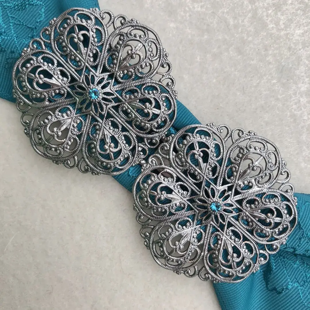 Schürzenschließe mit Swarovski in petrol No. 55 – Bild 17 – Chiemgauer Heimatwerk Trachten-Onlineshop Schürzenschließe mit Swarovski in petrol No. 55 - Bild 17 - Chiemgauer Heimatwerk Trachten-Onlineshop