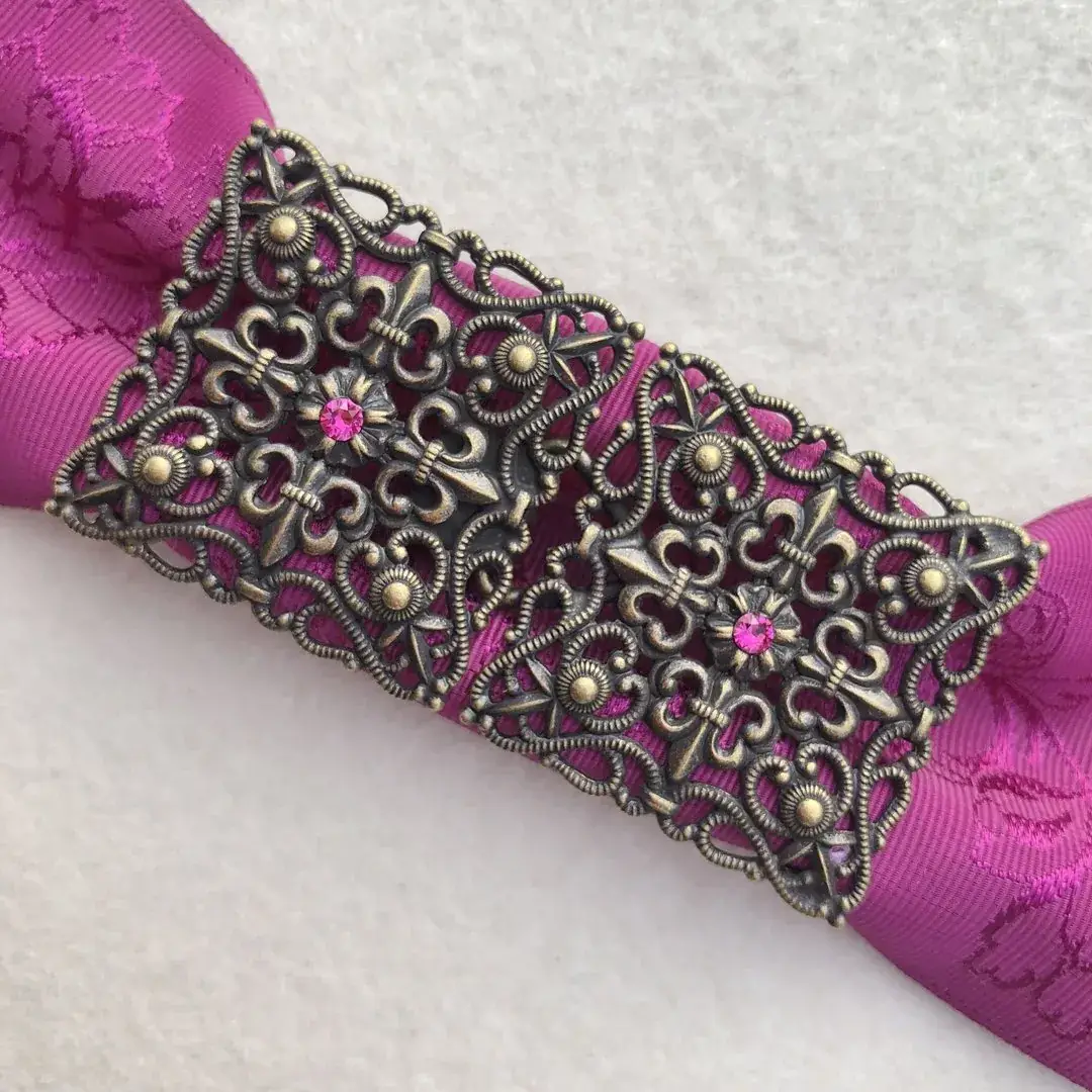 Schürzenschließe mit Swarovski in pink No. 182 – Bild 13 – Chiemgauer Heimatwerk Trachten-Onlineshop Schürzenschließe mit Swarovski in pink No. 182 - Bild 13 - Chiemgauer Heimatwerk Trachten-Onlineshop
