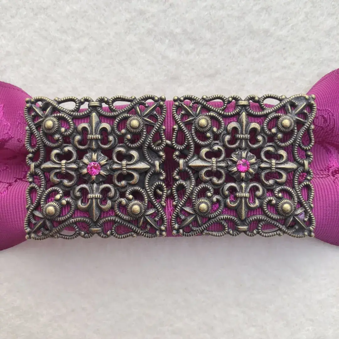 Schürzenschließe mit Swarovski in pink No. 182 – Bild 18 – Chiemgauer Heimatwerk Trachten-Onlineshop Schürzenschließe mit Swarovski in pink No. 182 - Bild 18 - Chiemgauer Heimatwerk Trachten-Onlineshop
