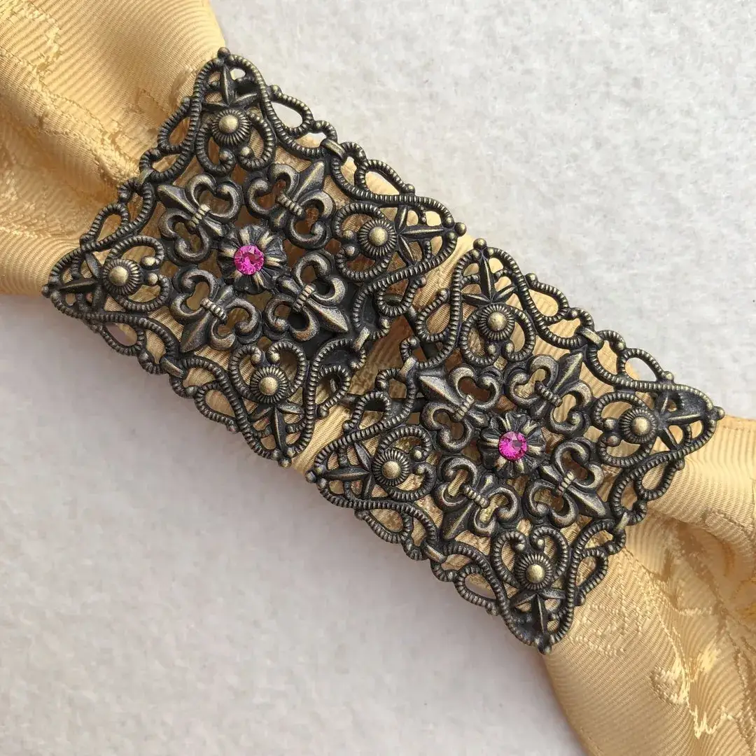 Schürzenschließe mit Swarovski in pink No. 182 – Bild 4 – Chiemgauer Heimatwerk Trachten-Onlineshop Schürzenschließe mit Swarovski in pink No. 182 - Bild 4 - Chiemgauer Heimatwerk Trachten-Onlineshop